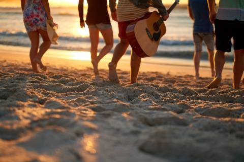 live music on the beach, friends playing music, guitar on the beach, music, guitar, acoustic guitar